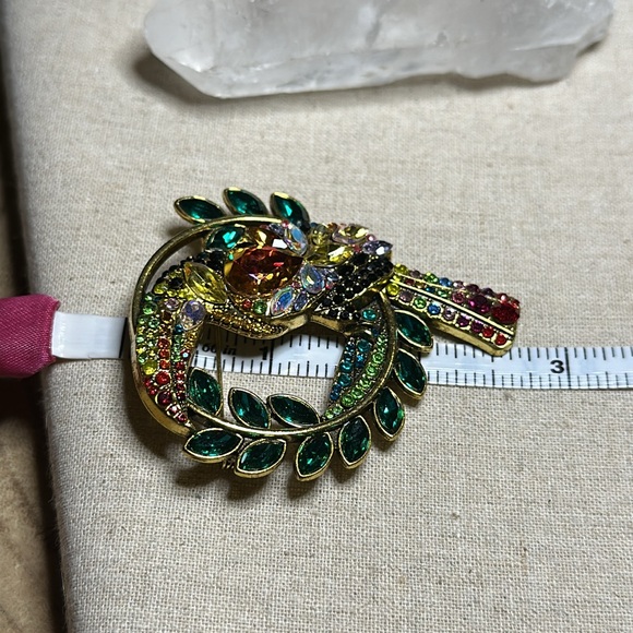 Pin Rainbow Toucan Bird Rhinestone Brooch Pin Tropical Parrot - Picture 6 of 6